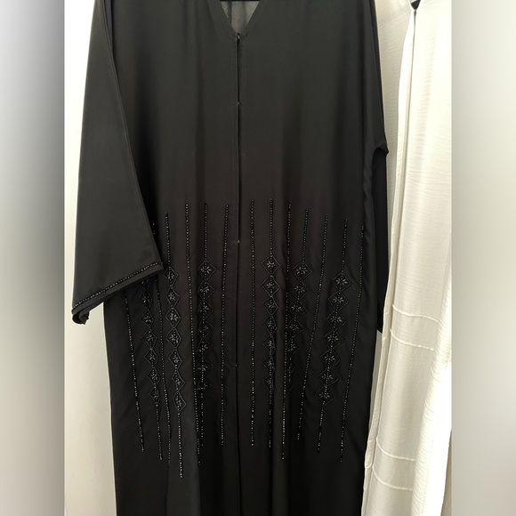 Khaleeji Black abaya with bead work - Picture 4 of 5